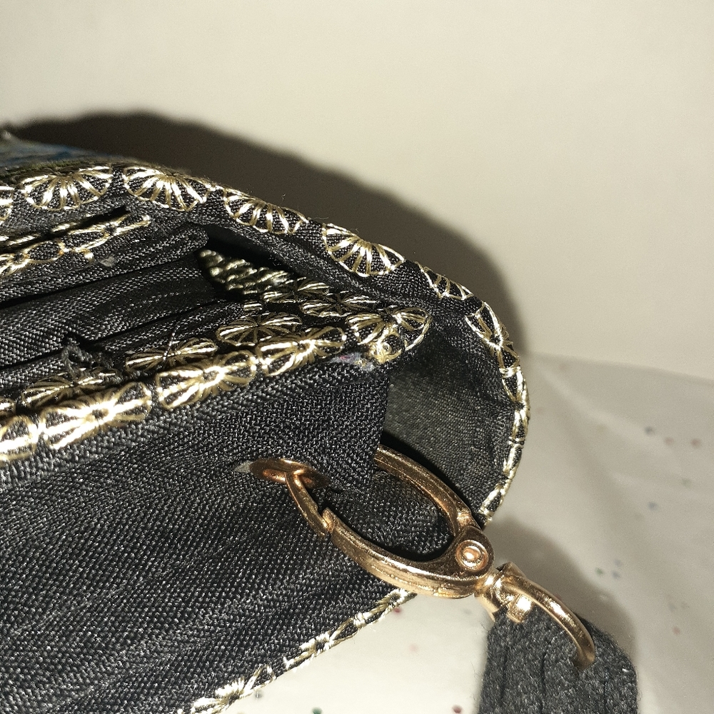 *NWOT* Crossbody Embroidered Clasp Bag - Picture 3 of 6